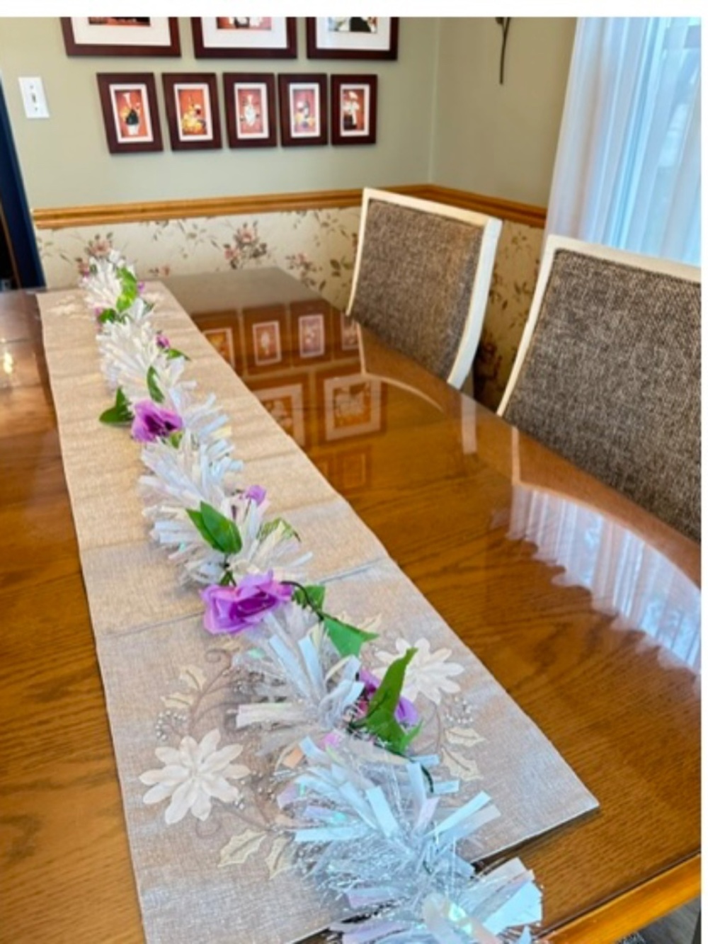 5 Garlands mixed with a White iridescent garland and a Purple flower garland